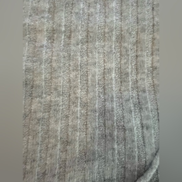 New! Brand new! Vince Camuto Cozy Gray Ribbed V-Neck Sweater - Picture 8 of 15
